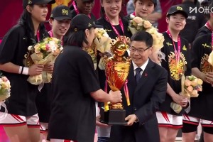 [四川女籃捧杯]四年三冠！賽后頒獎儀式，四川女籃全隊捧起總冠軍獎杯！