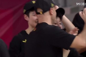 [四川女籃自拍]真的開心！頒獎儀式之前，王思雨帶領四川女籃姑娘們自拍！