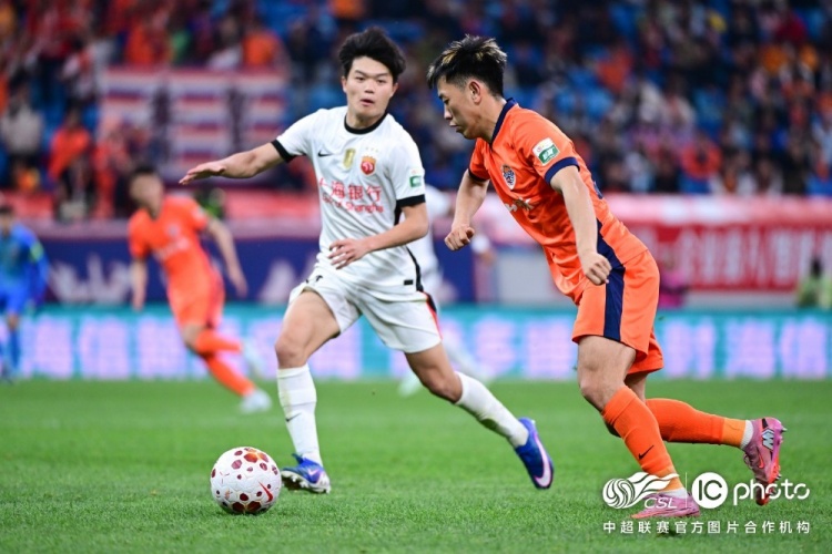 青島海牛3-1上海海港：吾米提江染紅致十人作戰(zhàn)，劉祝潤中柱難挽敗局