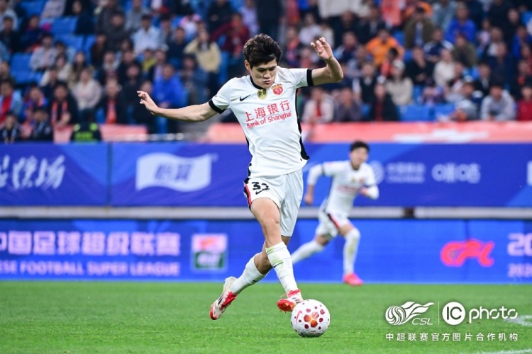 青島海牛3-1上海海港：吾米提江染紅致十人作戰(zhàn)，劉祝潤中柱難挽敗局