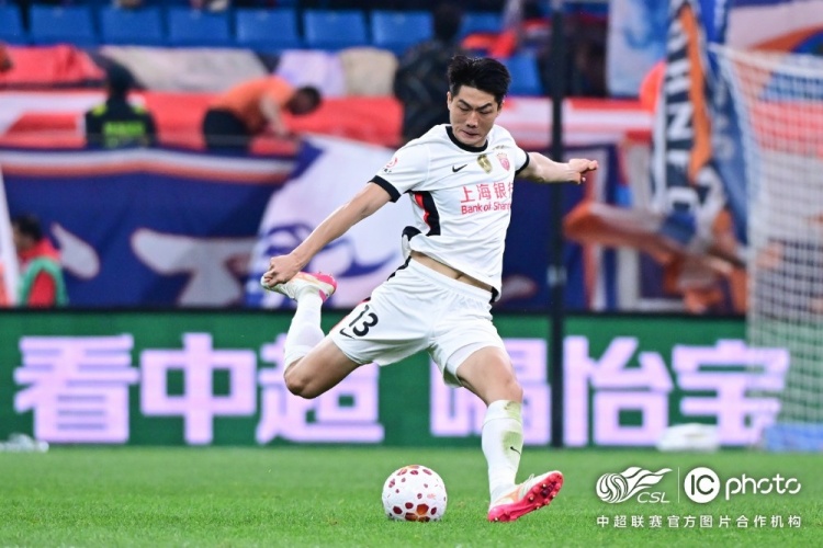 青島海牛3-1上海海港：吾米提江染紅致十人作戰(zhàn)，劉祝潤中柱難挽敗局