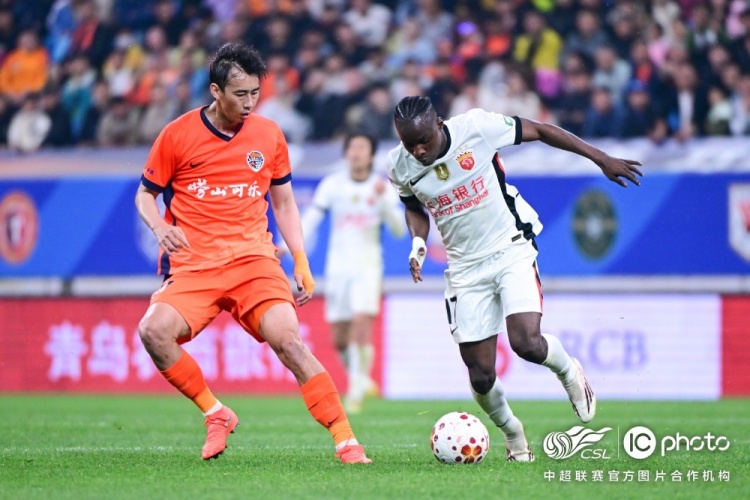 青島海牛3-1上海海港：吾米提江染紅致十人作戰(zhàn)，劉祝潤中柱難挽敗局