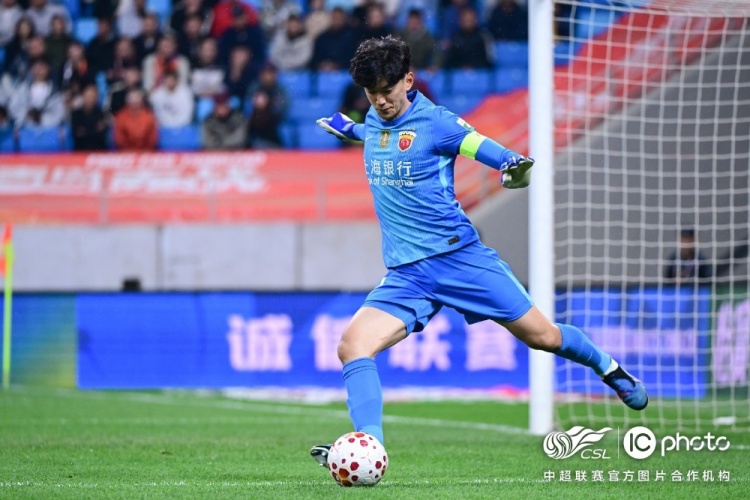 青島海牛3-1上海海港：吾米提江染紅致十人作戰(zhàn)，劉祝潤中柱難挽敗局