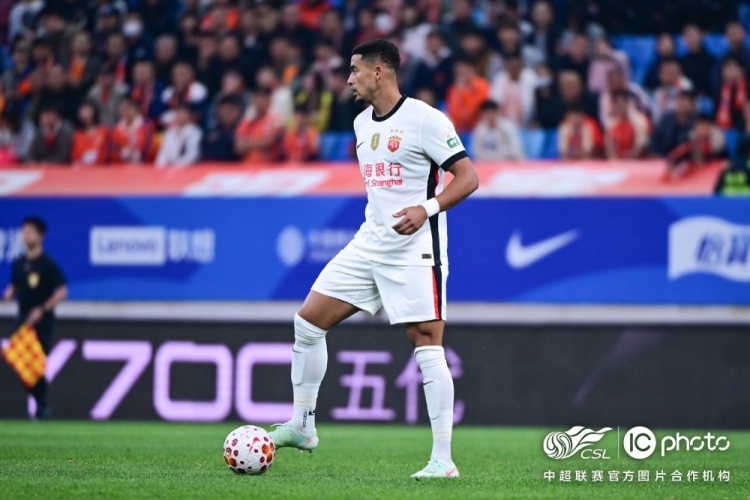青島海牛3-1上海海港：吾米提江染紅致十人作戰(zhàn)，劉祝潤中柱難挽敗局