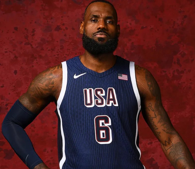 詹姆斯當(dāng)選美國奧運(yùn)代表團(tuán)旗手，NBA本土球員首例
