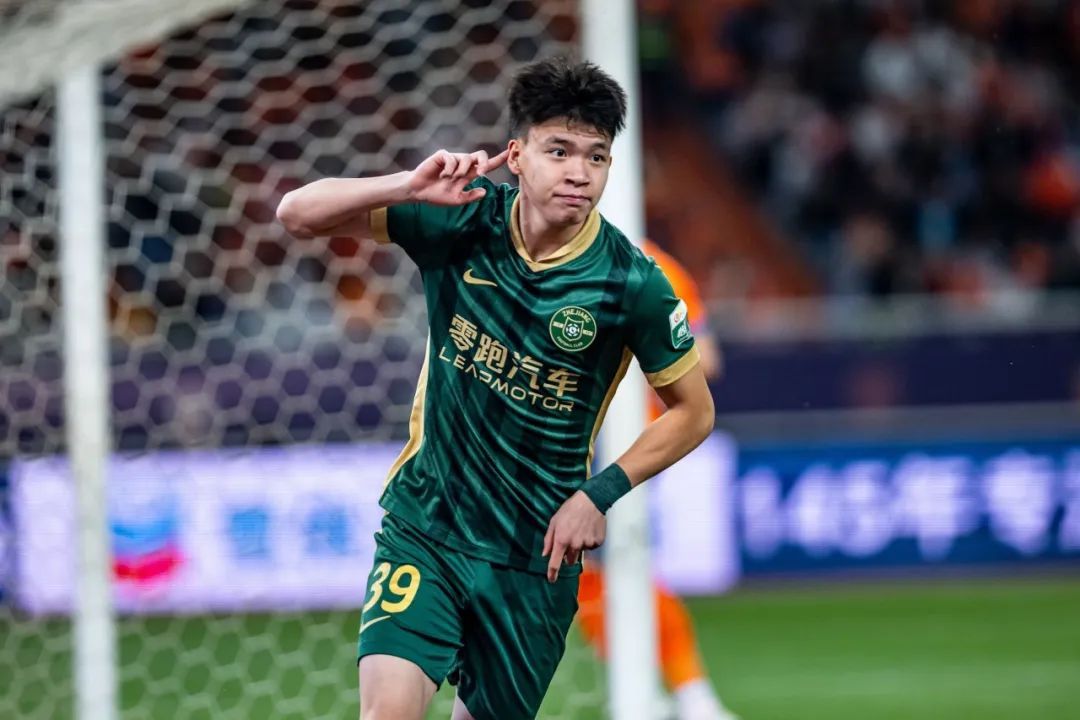 18歲王鈺棟8球登頂中超射手榜，40天從首球到并列第一