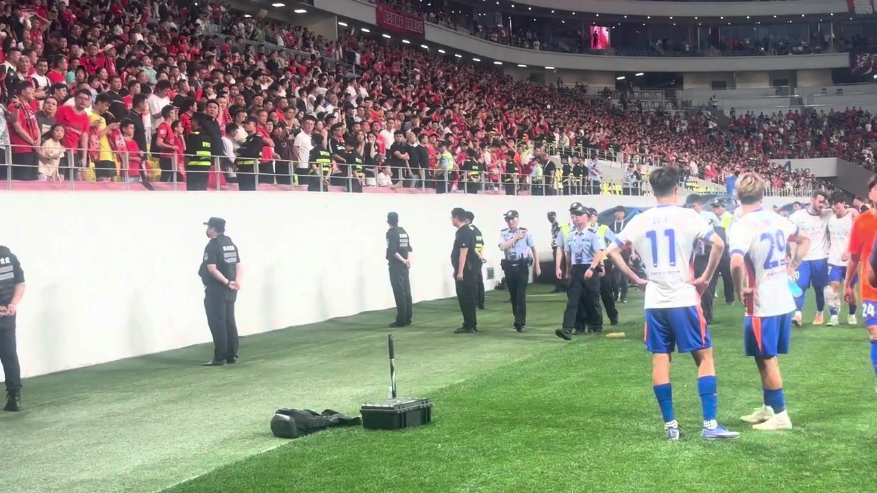 泰山0-1蓉城 克雷桑澤卡傷退 球迷謝場(chǎng)鼓掌