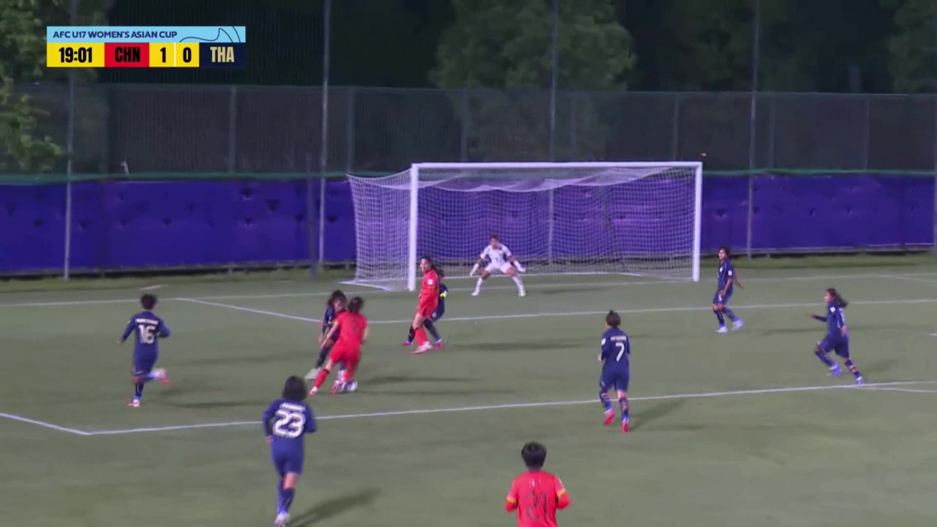 U17中國(guó)女足2-0領(lǐng)先！李啟嫻門(mén)前包抄破門(mén)